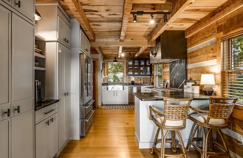 Smithville Cabina | Gray Pine Cabin: A sophisticated rustic retreat overlooking Center Hill Lake