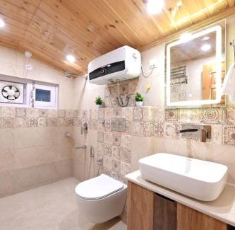 Fagu Cama Y Desayuno | Gray Roof 3-BR Attic By Humble Stay