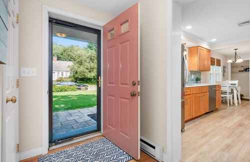 Yarmouth Port Casa | Gray's Getaway: Dog-Friendly Cottage Near Beach
