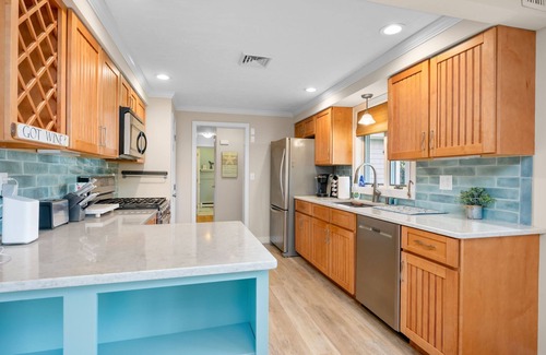 Yarmouth Port Casa | Gray's Getaway: Dog-Friendly Cottage Near Beach