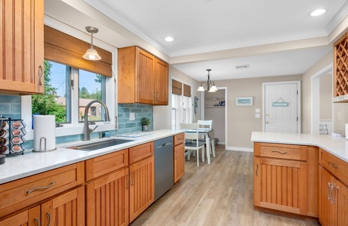 Yarmouth Port Casa | Gray's Getaway: Dog-Friendly Cottage Near Beach