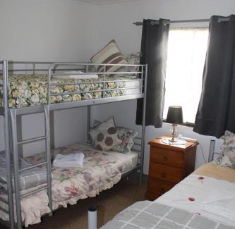 Kingscote Apartamento | Graydon Lodge on Seaside-Summer Sale is now on in Esplanade and Buller St Kingscote