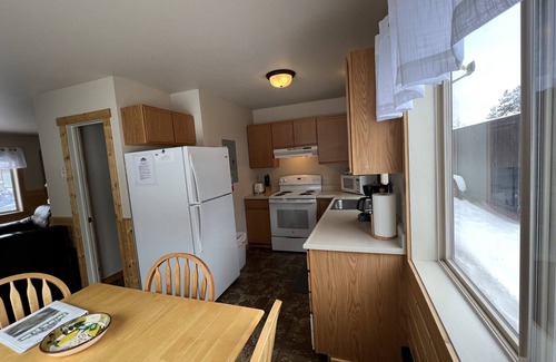 West Yellowstone Cabina | En la ciudad, a 6 cuadras de Yellowstone, a pie de tiendas y restaurantes, cocina completa