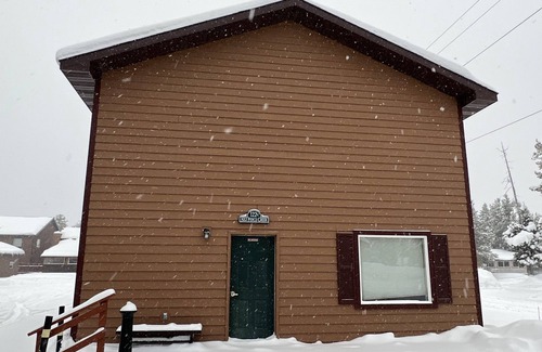 West Yellowstone Cabina | En la ciudad, a 6 cuadras de Yellowstone, a pie de tiendas y restaurantes, cocina completa