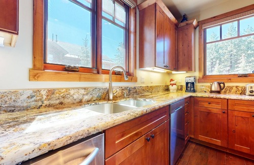 Mammoth Lakes Casa | Graystone 2088 4 Bedroom Home by RedAwning