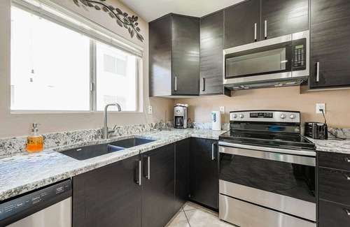 Fashion Square Apartamento | Great 2BR FULL CONDO w/Pool by FS Mall & Bars