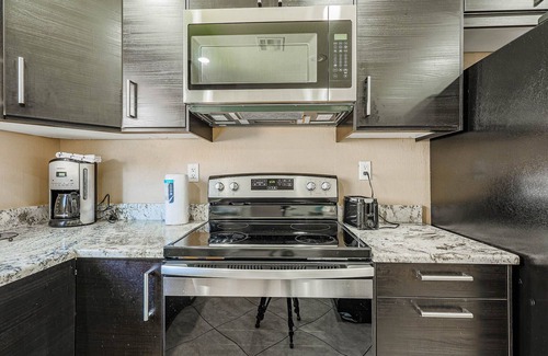 Fashion Square Apartamento | Great 2BR FULL CONDO w/Pool by FS Mall & Bars