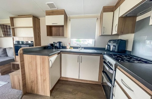 Beckingham Casa | Great 3 bedroom caravan at Steeple Bay Holiday Park ref 36013D