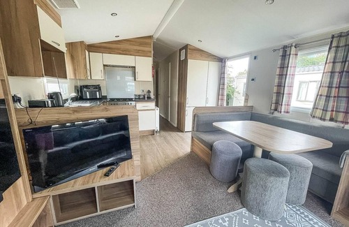 Beckingham Casa | Great 3 bedroom caravan at Steeple Bay Holiday Park ref 36013D