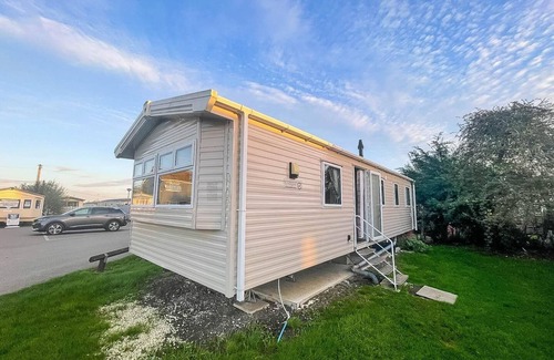 Beckingham Casa | Great 3 bedroom caravan at Steeple Bay Holiday Park ref 36013D