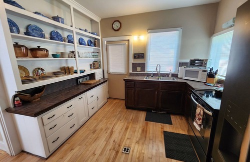 Manistee Casa | Great 3-bedroom House close to town and beaches, in Manistee , deck, WiFi and AC