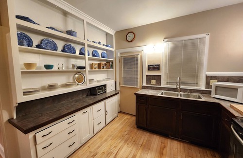 Manistee Casa | Great 3-bedroom House close to town and beaches, in Manistee , deck, WiFi and AC