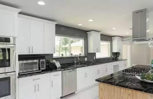 Iowa Colony Casa | Great 5 Bedroom Bungalow Sitting in 3 Acre Lot