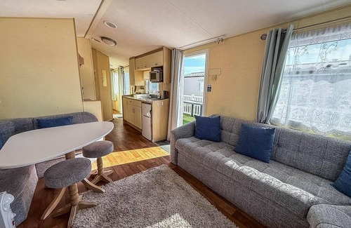 Caister-on-Sea Casa | Great 8 berth caravan with decking area, near to Caister beach ref 65054EB