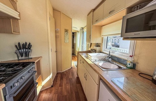 Caister-on-Sea Casa | Great 8 berth caravan with decking area, near to Caister beach ref 65054EB