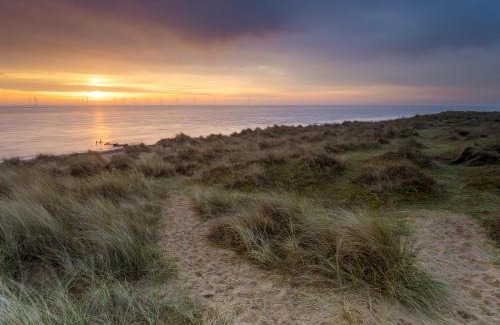 Caister-on-Sea Otro | Great 8 Berth Caravan With Decking Area, Near To Caister Beach Ref 65054Eb