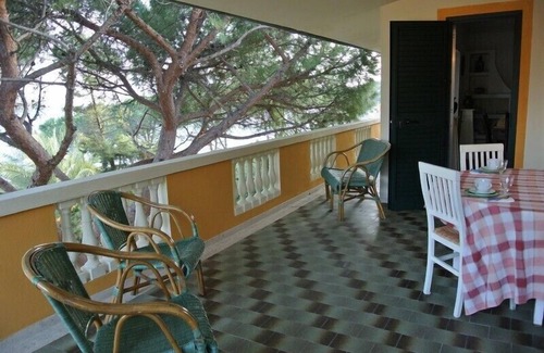 Sas Linnas Siccas Apartamento | amplio apartamento en villa en el mar con terraza y jardin