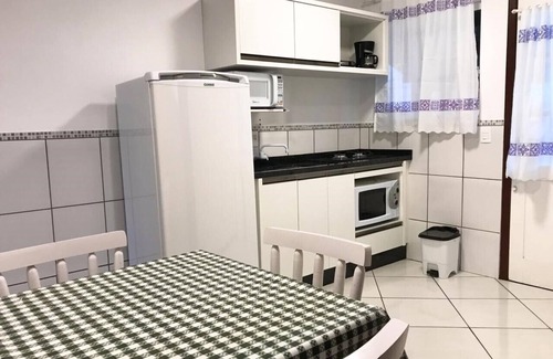 Barra da Lagoa Apartamento | Gran apartamento con aire acondicionado, cerca del mar, la laguna y el río.