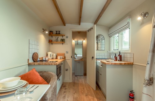 Bradford-on-Avon Cama Y Desayuno | Great Ashley Farm B&B and Shepherds Huts