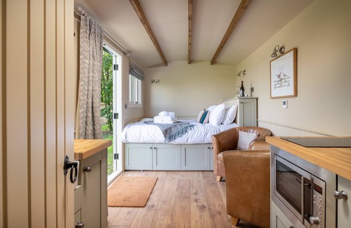 Bradford-on-Avon Cama Y Desayuno | Great Ashley Farm B&B and Shepherds Huts