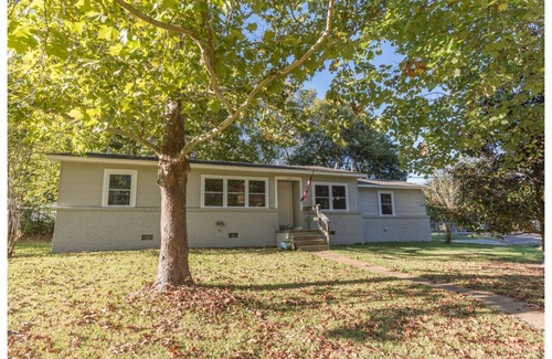 Starkville Casa | Gran alquiler de BULLDOG !!!
