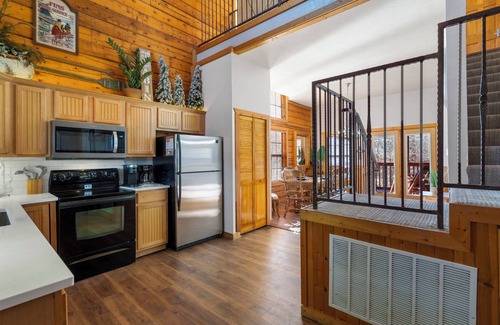 Branson Theater District Cabina | Great Cabin, Close to the Pool, Relaxing Views! 2 Minutes to Tanger Outlets!