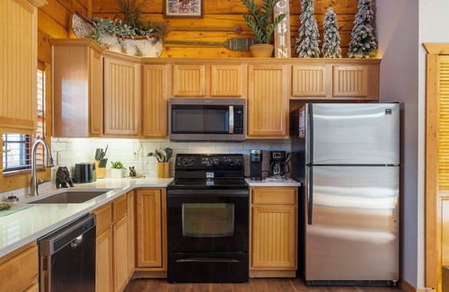 Branson Theater District Cabina | Great Cabin, Close to the Pool, Relaxing Views! 2 Minutes to Tanger Outlets!