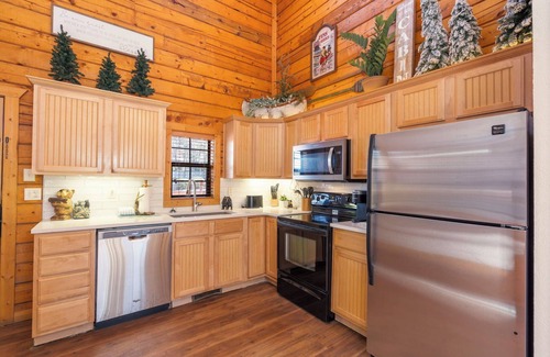 Branson Theater District Cabina | Great Cabin, Close to the Pool, Relaxing Views! 2 Minutes to Tanger Outlets!