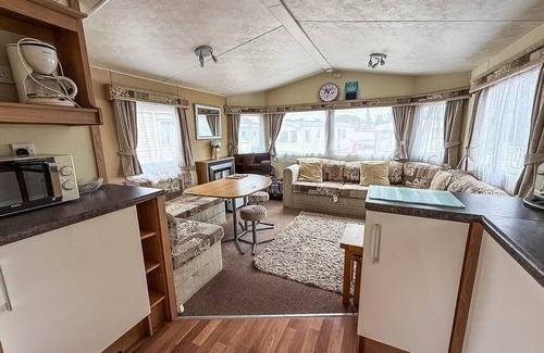 Hopton Casa | Great caravan at Breydon Water Holiday Park, ref 10086B