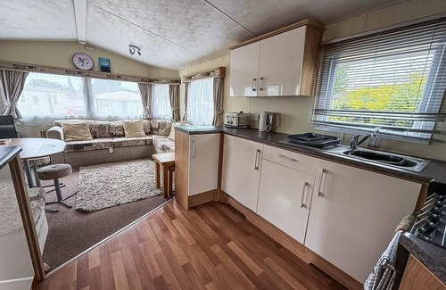 Hopton Casa | Great caravan at Breydon Water Holiday Park, ref 10086B