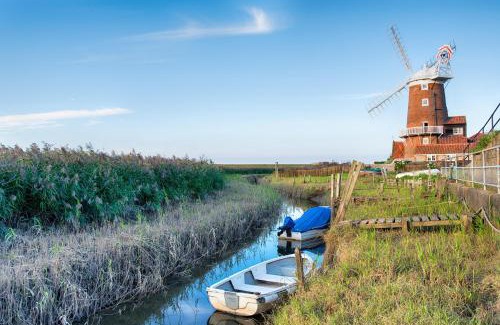 Hopton Otro | Great Caravan At Breydon Water Holiday Park, Ref 10086B