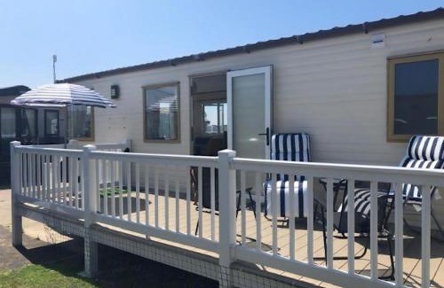 Harwich Otro | Great Caravan With Decking And Wi-Fi At Dovercourt Holiday Park Ref 44002F