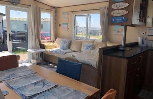 Harwich Otro | Great Caravan With Decking And Wi-Fi At Dovercourt Holiday Park Ref 44002F