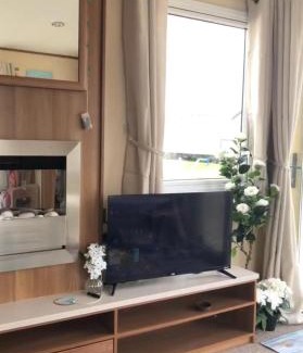 Harwich Otro | Great Caravan With Decking And Wi-Fi At Dovercourt Holiday Park Ref 44002F