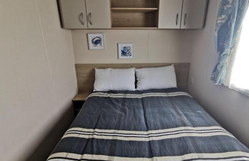 Harwich Otro | Great Caravan With Modern Furnishings At Dovercourt Holiday Park Ref 44007D