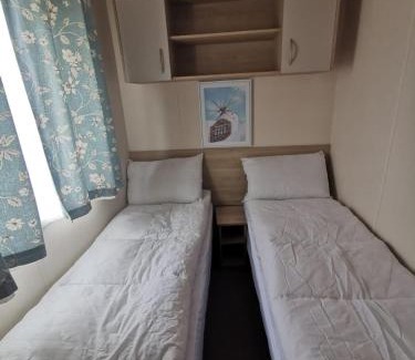 Harwich Otro | Great Caravan With Modern Furnishings At Dovercourt Holiday Park Ref 44007D