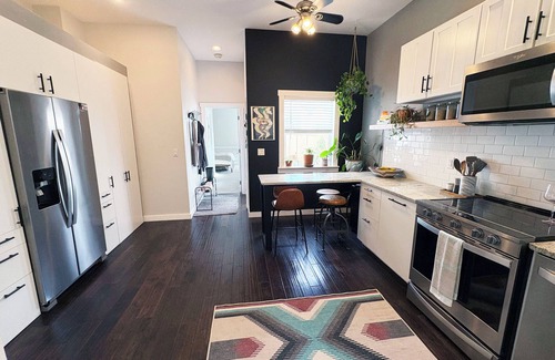 Lincoln Park Casa | Great city location: entire house