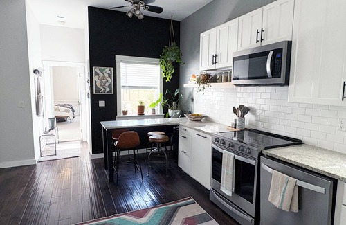 Lincoln Park Casa | Great city location: entire house
