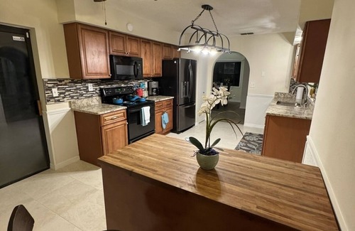 Belleview Heights Casa | Great Comfy house 10 minutes from The Villages & Ocala - Great for travelers!