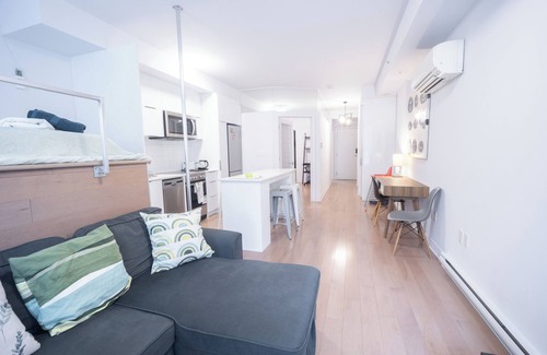 Quartier des Spectacles Apartamento | Great condo for 4 guests with parking
