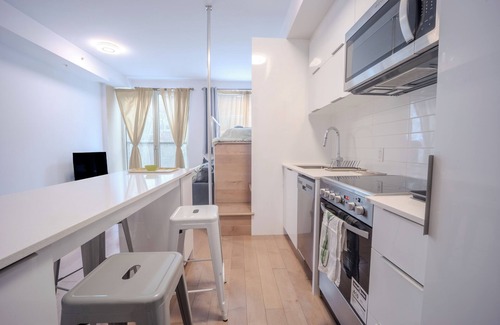 Quartier des Spectacles Apartamento | Great condo for 4 guests with parking
