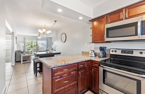 Pensacola Beach Condominio | Great condo in Villas by the Gulf A-2! Sleeps 6-8! 3 min walk to the beach!!