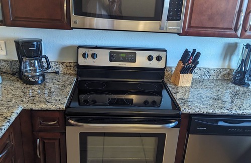 Pensacola Beach Condominio | Great condo in Villas by the Gulf A-2! Sleeps 6-8! 3 min walk to the beach!!