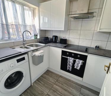 Bedford Apartamento | Great Contractor House with Private Garden Allocated Parking Close to Bedford River Embankment