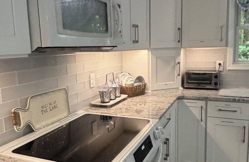 Bracey Casa | Great Creek Quiet Waterfront Lake Escape