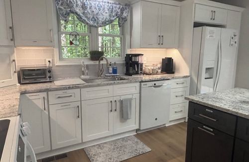 Bracey Casa | Great Creek Quiet Waterfront Lake Escape