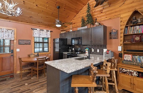 Branson West Cabina | Great Escape Log Cabin Close to SDC, Discount first 10 Guests of the Season.