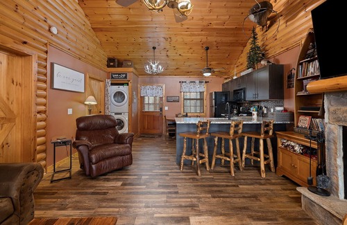 Branson West Cabina | Great Escape Log Cabin Close to SDC, Discount first 10 Guests of the Season.