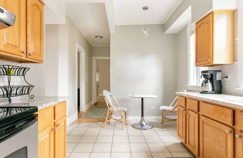 South Evanston Apartamento | Great Evanston Home- great for traveling families! Parking Included