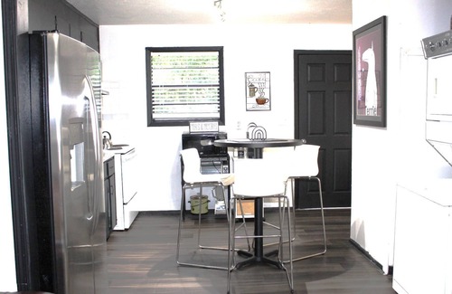 McDonough Apartamento | Great Extended Work Stays-Pet-Friendly Cozy 2BR, Driveway Parking, 30M from Downtown Atlanta
